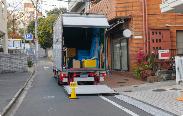 荷物が積まれたトラック