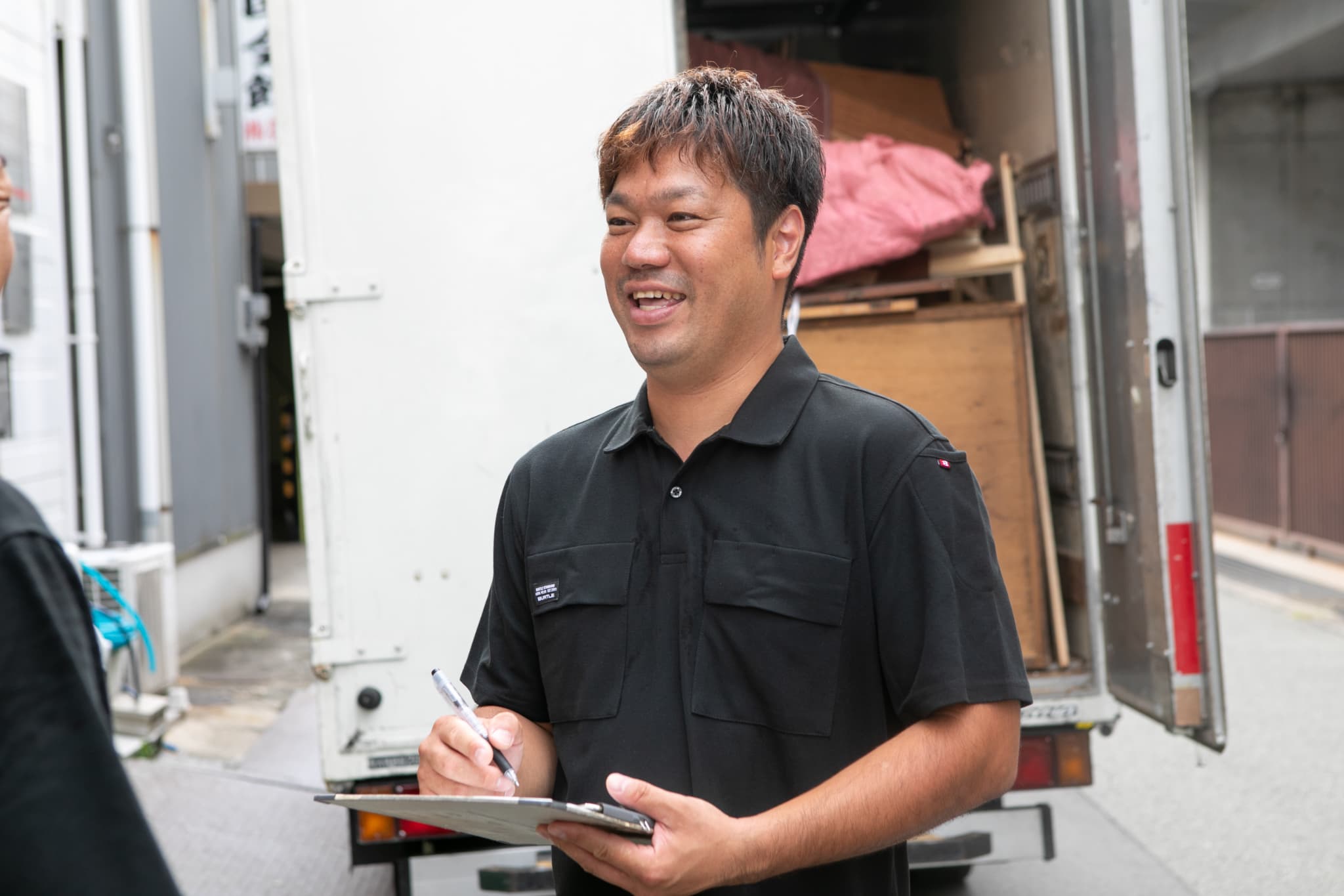 話す男性