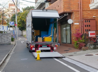 荷物を積むトラック