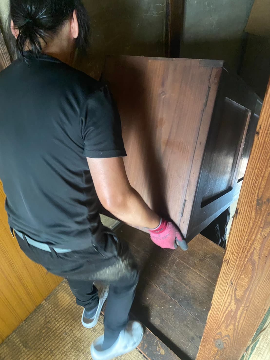 ものを運ぶスタッフ