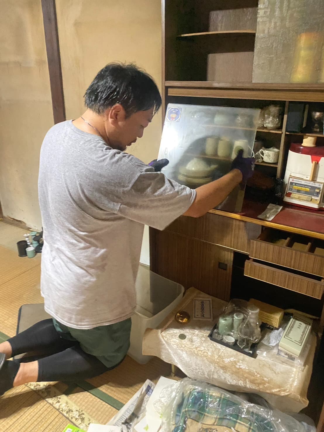 不用品をチェックするスタッフ
